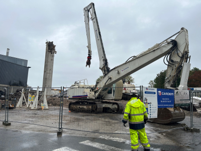 Sybert de Besan&ccedil;on : La chemin&eacute;e blanche du four de 1976 d&eacute;mantel&eacute;e