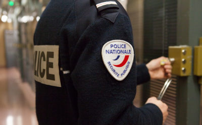 Ne voulant pas quitter son logement, il s'en prend aux policiers
