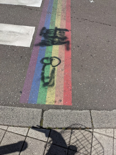 Le symbole LGBT tagu&eacute; : La Maire de Besan&ccedil;on porte plainte