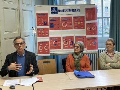 Antoine Aumonier et deux b&eacute;n&eacute;voles de l'association