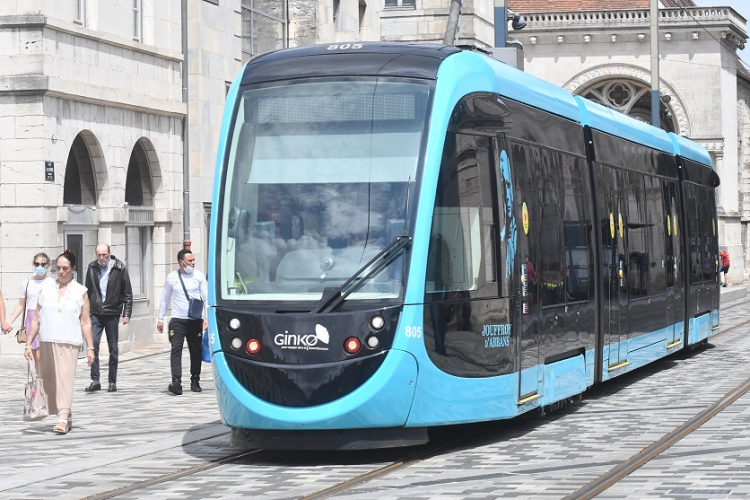Malaise : Le tram à l&#039;arrêt à Besançon