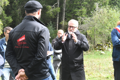 Loups du Massif du Jura : Le pr&eacute;fet du Doubs &agrave; la rencontre des &eacute;leveurs