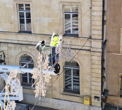 Pontarlier : installation des illuminations de No&euml;l
