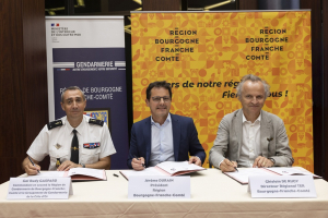 Le pr&eacute;sident J&eacute;r&ocirc;me Durain et les partenaires de la collectivit&eacute; locale 