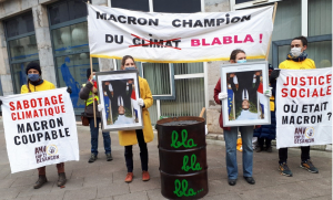 Le portrait d&#039;Emmanuel Macron goudronné pour  ses bilans climatique et social à Besançon